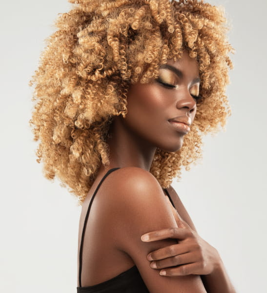 Blonde haired black woman with a wash and go finger coil
